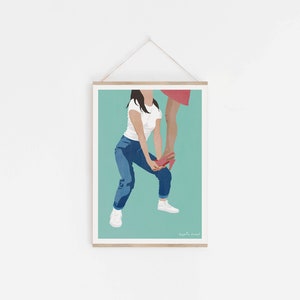 Puede incluir: Una ilustraci&oacute;n digital de dos mujeres, una ayudando a la otra a ponerse un zapato de tac&oacute;n alto rojo. La mujer que se pone el zapato lleva pantalones vaqueros azules y una camisa blanca. La mujer que la ayuda lleva una falda roja y una camisa blanca. El fondo es de color azul claro.