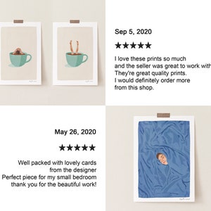 Puede incluir: Tres impresiones de arte digital que muestran a una persona sumergida en una taza de caf&eacute;, una taza de t&eacute; y una manta azul. Las impresiones est&aacute;n enmarcadas y colgadas en una pared blanca. Las impresiones est&aacute;n acompa&ntilde;adas de rese&ntilde;as positivas de clientes.