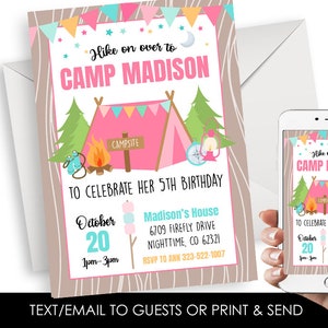 Puede incluir: Una invitación de cumpleaños de temática de campamento rosa y azul con el texto "Hike on over to Camp Madison to celebrate her 5th birthday" y detalles para la fiesta, incluyendo la fecha, la hora y la ubicación.