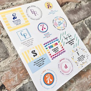 Könnte beinhalten: Bogen mit Adressetiketten mit verschiedenen Designs und Texten. Die Etiketten enthalten Namen, Adressen und Logos in verschiedenen Schriftarten und Farben. Einige Etiketten haben geometrische Muster, andere kreisförmige Designs.