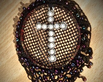 Miralla - pendentif résille croix perles dentelle noires perles irisées