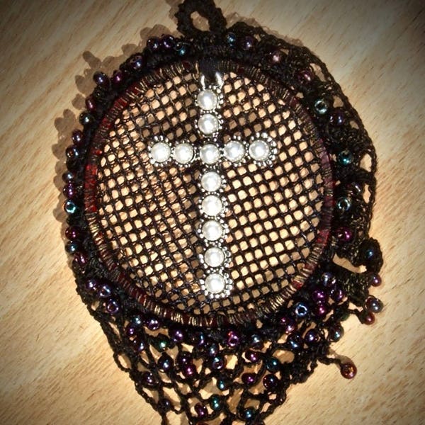 Miralla - pendentif résille croix perles dentelle noires perles irisées