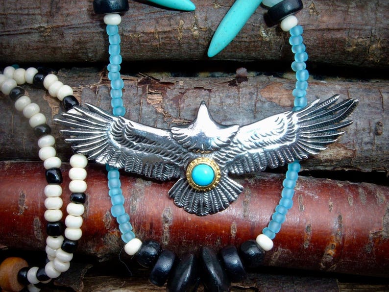 AnnaPurna Collier aigle, agate, turquoise,quartz, bois image 1