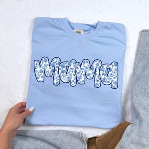 Camiseta Mama | Camiseta com letras florais Mama | Presente de Dia das Mães | Camiseta Comfort Colors | Camiseta com estampa fofa para mamãe | Alekari Co.