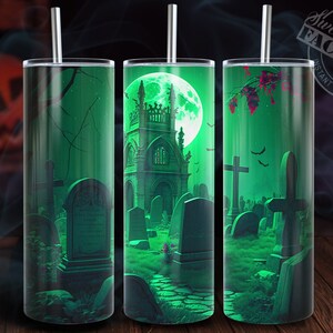 Puede incluir: Tres dise&ntilde;os de vasos de sublimaci&oacute;n verde y negro con una escena de cementerio espeluznante con luna llena, una iglesia y una cruz.