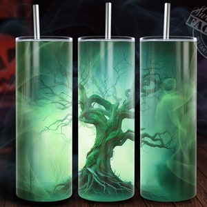 Puede incluir: Tres vasos de sublimaci&oacute;n verdes con un dise&ntilde;o de un gran &aacute;rbol nudoso con ra&iacute;ces y ramas en un bosque brumoso y verde.