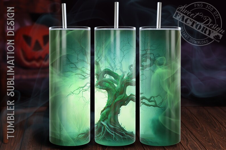 Puede incluir: Tres vasos de sublimaci&oacute;n verdes con un dise&ntilde;o de un gran &aacute;rbol nudoso con ra&iacute;ces y ramas en un bosque brumoso y verde.