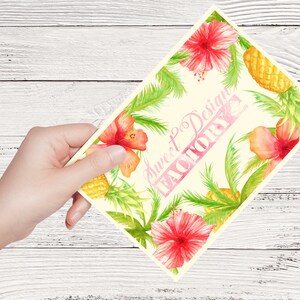 Pu&ograve; includere: Un'illustrazione ad acquerello di fiori tropicali e ananas con il testo "Sweet Design Factory" in lettere rosa.