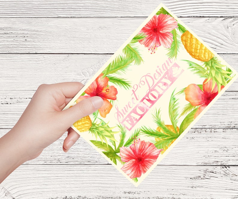 Pu&ograve; includere: Un'illustrazione ad acquerello di fiori tropicali e ananas con il testo "Sweet Design Factory" in lettere rosa.