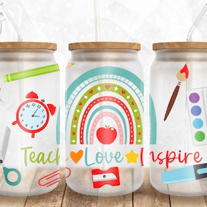 Peut inclure: Trois blancs de sublimation en verre de 473 ml avec un couvercle en bois et une paille. Les motifs sur les canettes sont : une horloge rouge, des ciseaux, une punaise, un crayon, des trombones et les mots "Teach"; un arc-en-ciel avec des cœurs, une pomme rouge et les mots "Love"; un pinceau, une palette de peinture et les mots "Inspire".