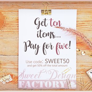 Pu&ograve; includere: Un cartello bianco con testo nero e rosa su una superficie di legno. Il cartello recita "Get ten items... Pay for five! Use code: SWEET50 and get 50% off the total amount Sweet Design FACTORY".