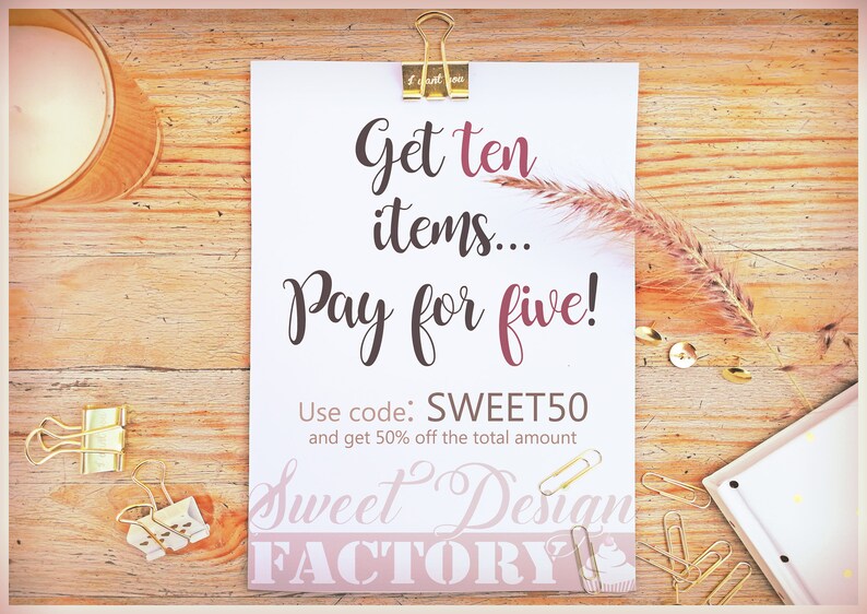 Pu&ograve; includere: Un cartello bianco con testo nero e rosa su una superficie di legno. Il cartello recita "Get ten items... Pay for five! Use code: SWEET50 and get 50% off the total amount Sweet Design FACTORY".