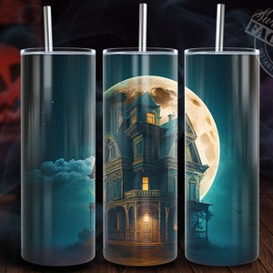 Puede incluir: Un juego de tres vasos de acero inoxidable de 20 oz con un dise&ntilde;o de Halloween espeluznante. El dise&ntilde;o presenta un fondo azul oscuro con una gran luna amarilla brillante y una casa antigua y espeluznante con ventanas iluminadas.