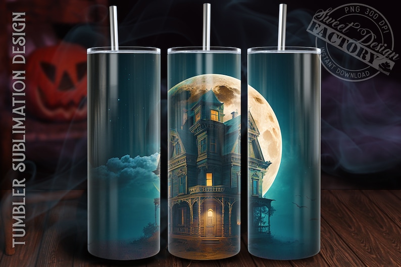 Puede incluir: Un juego de tres vasos de acero inoxidable de 20 oz con un dise&ntilde;o de Halloween espeluznante. El dise&ntilde;o presenta un fondo azul oscuro con una gran luna amarilla brillante y una casa antigua y espeluznante con ventanas iluminadas.