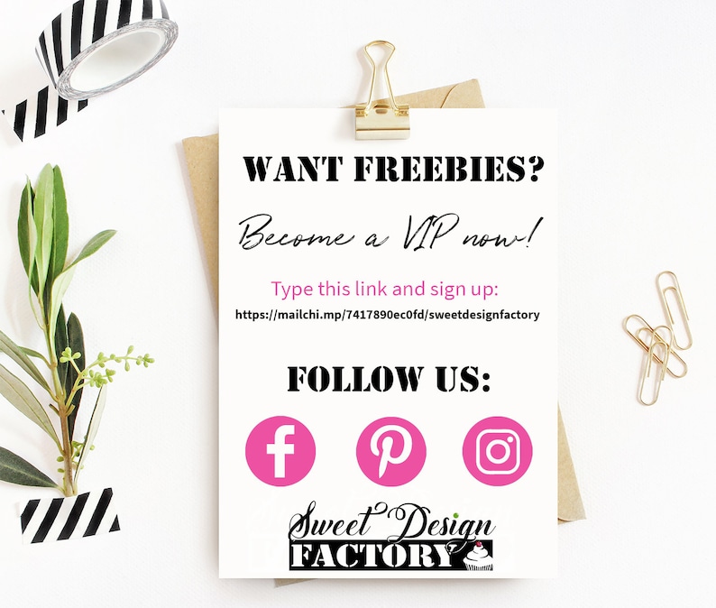 Puede incluir: Una tarjeta blanca con texto negro que dice "WANT FREEBIES? Become a VIP now! Type this link and sign up: https://mailchi.mp/7417890ec0fd/sweetdesignfactory FOLLOW US:" con iconos de redes sociales rosas para Facebook, Pinterest e Instagram. Debajo de los iconos est&aacute; el texto "Sweet Design FACTORY" con un peque&ntilde;o gr&aacute;fico de cupcake.