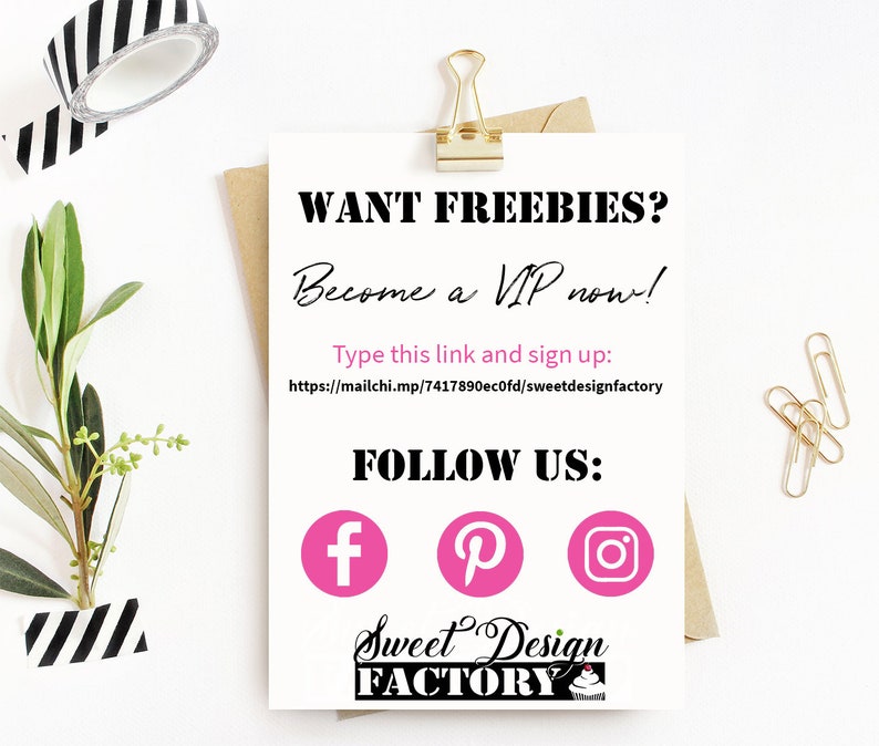 Pu&ograve; includere: Un biglietto bianco con testo nero che dice "WANT FREEBIES? Become a VIP now!" e include un link per iscriversi a una mailing list. Il biglietto contiene anche icone di social media per Facebook, Pinterest e Instagram, e il testo "FOLLOW US:" in nero. Il biglietto contiene anche il testo "Sweet Design FACTORY" in nero con una grafica di cupcake rosa.