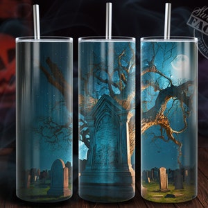 Puede incluir: Tres dise&ntilde;os de sublimaci&oacute;n para un vaso con una escena de cementerio espeluznante con un gran &aacute;rbol, l&aacute;pidas y una luna llena en el cielo nocturno.