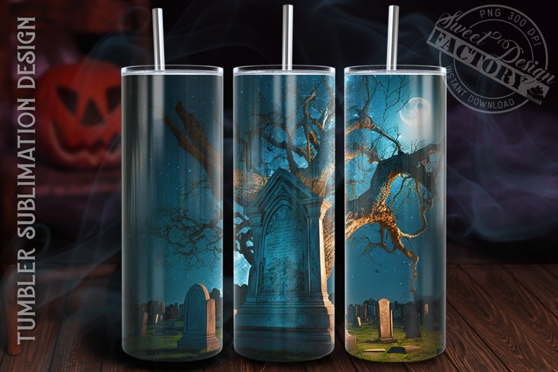 Puede incluir: Tres dise&ntilde;os de sublimaci&oacute;n para un vaso con una escena de cementerio espeluznante con un gran &aacute;rbol, l&aacute;pidas y una luna llena en el cielo nocturno.