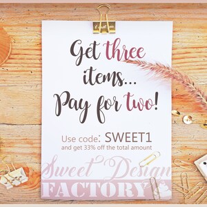 Pu&ograve; includere: Un biglietto bianco con testo rosa che dice "Get three items... Pay for two!" con il codice "SWEET1" e un'offerta di sconto del 33%. Il biglietto &egrave; su una superficie di legno con clip dorate e una candela.