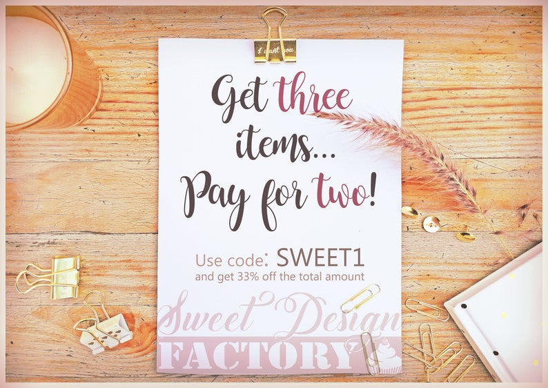 Pu&ograve; includere: Un biglietto bianco con testo rosa che dice "Get three items... Pay for two!" con il codice "SWEET1" e un'offerta di sconto del 33%. Il biglietto &egrave; su una superficie di legno con clip dorate e una candela.