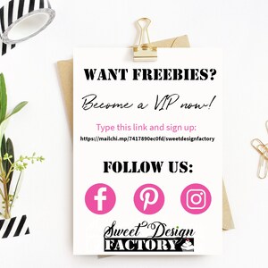 Peut inclure: Une carte blanche avec du texte noir qui dit "WANT FREEBIES? Become a VIP now!" et inclut un lien pour s'inscrire &agrave; une liste de diffusion. La carte a &eacute;galement des ic&ocirc;nes de m&eacute;dias sociaux pour Facebook, Pinterest et Instagram, ainsi que le texte "FOLLOW US:" en noir. La carte a &eacute;galement le texte "Sweet Design FACTORY" en noir avec un graphique de cupcake rose.