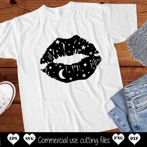 以下が含まれることがあります： 星と三日月で満たされた唇の黒いシルエットが描かれた白いTシャツ。画像の下に「Commercial use cutting files」というテキストがあります。
