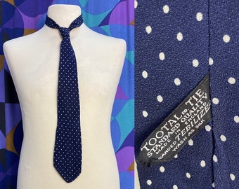 Fab Vintage Corbata con estampado de lunares azul marino y blanco de los años 60 hecha en Inglaterra por Tootal