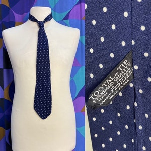 Fabuleuse cravate vintage des années 60 à imprimé pois bleu marine et blanc fabriquée en Angleterre par Tootal image 1