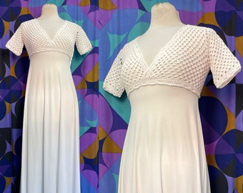 Superbe robe maxi en jersey à manches courtes en crochet blanc vintage des années 70 avec haut style cache-cœur taille britannique 8 petit ferait une belle robe de mariée !