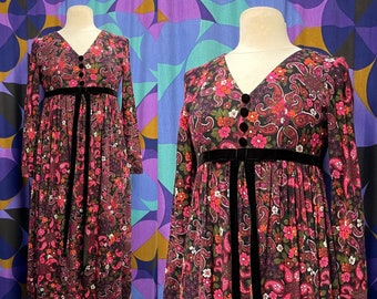 Gorgeous Vintage 60s Psychedelic Paisley Print Long Sleeved Dress with Black Velvet Bow and Button Front Detail UK Size 6/8 Petite