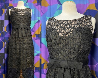 Belle robe longue vintage des années 60 avec ruban noir et crêpe couleur chair sans manches décolleté en coeur par Cresta UK taille 12 moyenne