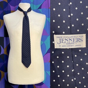 Cravate classique en soie à imprimé pois bleu marine et blanc des années 60 et 70, fabriquée en Angleterre pour Jenners Edinburgh image 1