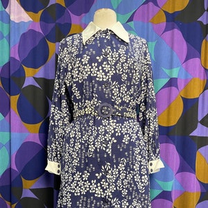 Robe vintage groovy des années 60 et 70 en coton imprimé floral bleu et blanc à manches longues boutonnée sur le devant par St Michael UK Taille 16 Large