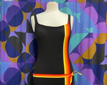 Incroyable vintage des années 60 noir Scoop dos maillot de bain avec arc-en-ciel rouge, orange et jaune rayé Bow détail fabriqué en Angleterre par Jantzen taille 10 petit