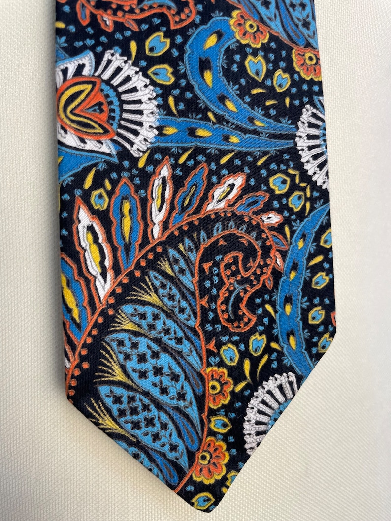 Cravate vintage groovy à imprimé psychédélique des années 60 et 70 fabriquée en Angleterre par A Favorite Tie avec pince à cravate image 6
