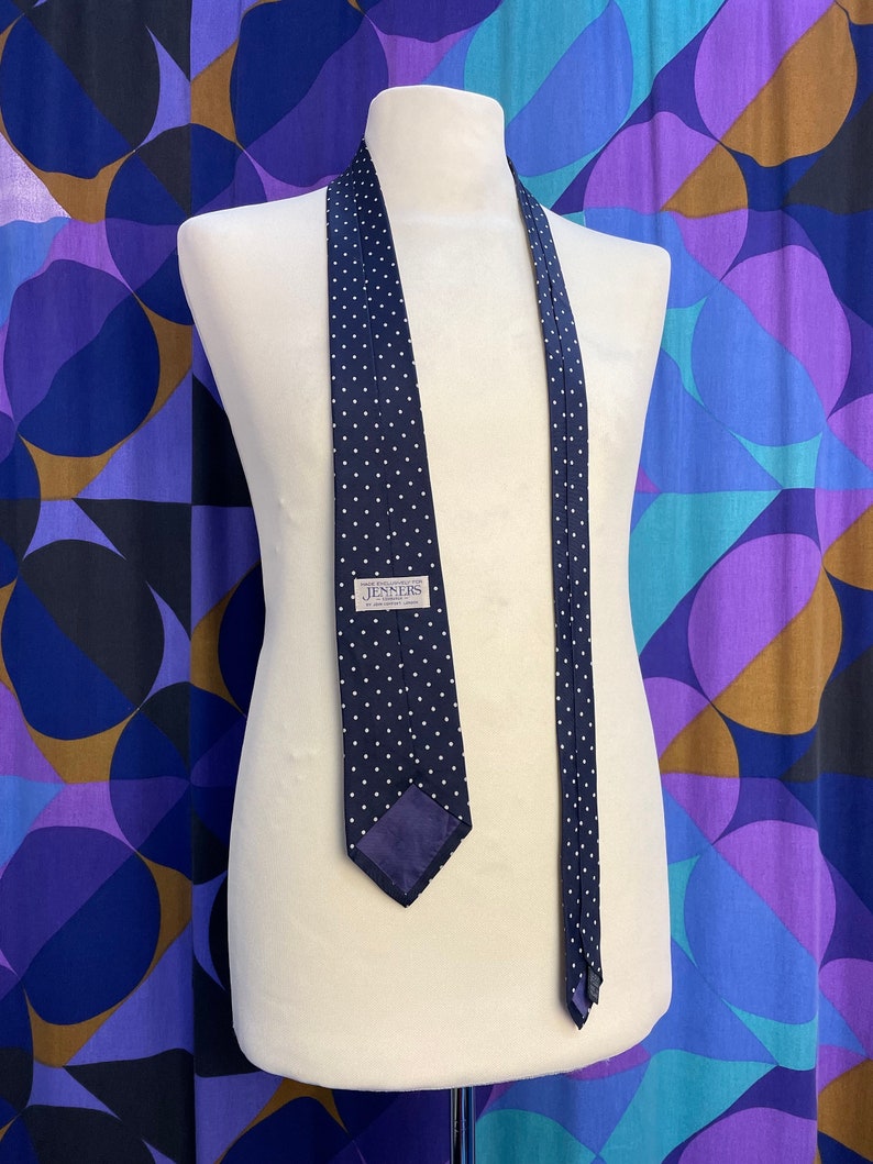 Cravate classique en soie à imprimé pois bleu marine et blanc des années 60 et 70, fabriquée en Angleterre pour Jenners Edinburgh image 3