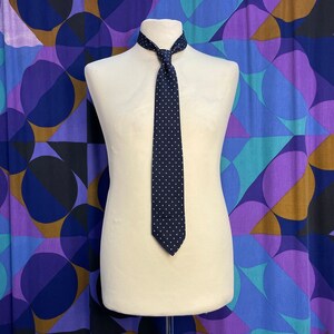 Cravate classique en soie à imprimé pois bleu marine et blanc des années 60 et 70, fabriquée en Angleterre pour Jenners Edinburgh image 2