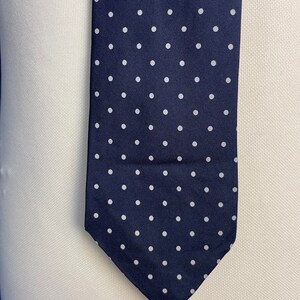 Cravate classique en soie à imprimé pois bleu marine et blanc des années 60 et 70, fabriquée en Angleterre pour Jenners Edinburgh image 7
