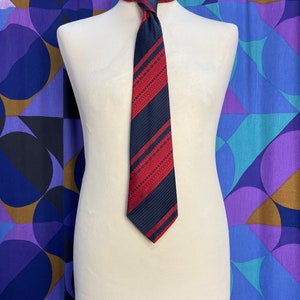 Cravate vintage des années 70, grande harpe en polyester à rayures diagonales rouges et bleu marine à motifs dorés par Golden Tassel image 5