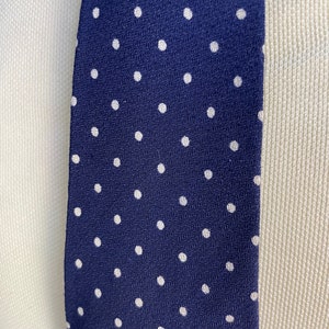 Fabuleuse cravate vintage des années 60 à imprimé pois bleu marine et blanc fabriquée en Angleterre par Tootal image 5