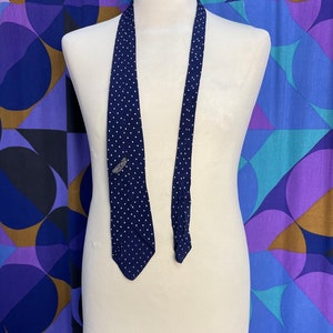 Fabuleuse cravate vintage des années 60 à imprimé pois bleu marine et blanc fabriquée en Angleterre par Tootal image 8