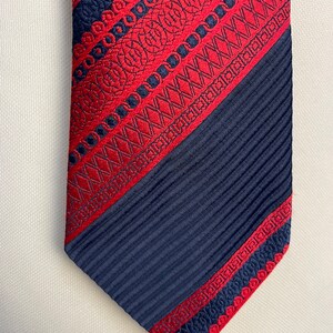 Cravate vintage des années 70, grande harpe en polyester à rayures diagonales rouges et bleu marine à motifs dorés par Golden Tassel image 8