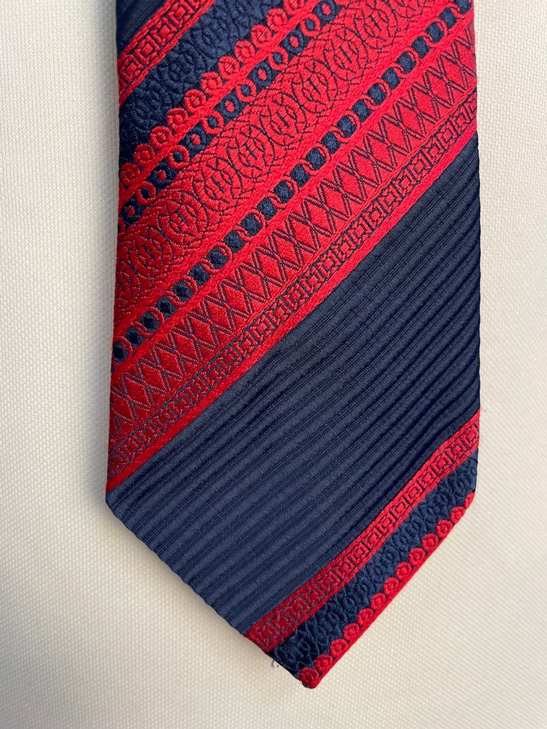 Cravate vintage des années 70, grande harpe en polyester à rayures diagonales rouges et bleu marine à motifs dorés par Golden Tassel image 8