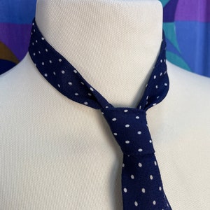 Fabuleuse cravate vintage des années 60 à imprimé pois bleu marine et blanc fabriquée en Angleterre par Tootal image 4