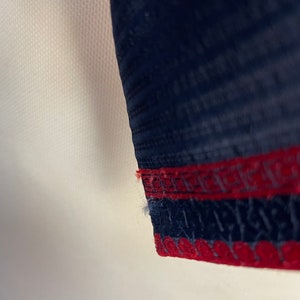 Cravate vintage des années 70, grande harpe en polyester à rayures diagonales rouges et bleu marine à motifs dorés par Golden Tassel image 9
