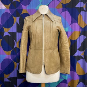 Amazing Vintage 60s 70s Light Brown Beige Tan Leather Pin Tuck Fitted Zip Front Pointed Dagger Collar Leather Jacket UK Size 8/10 Small