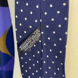 Fabuleuse cravate vintage des années 60 à imprimé pois bleu marine et blanc fabriquée en Angleterre par Tootal image 9