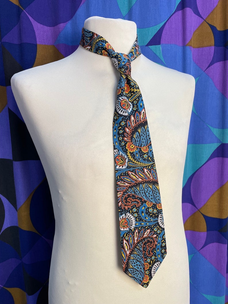 Cravate vintage groovy à imprimé psychédélique des années 60 et 70 fabriquée en Angleterre par A Favorite Tie avec pince à cravate image 3