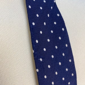 Fabuleuse cravate vintage des années 60 à imprimé pois bleu marine et blanc fabriquée en Angleterre par Tootal image 6
