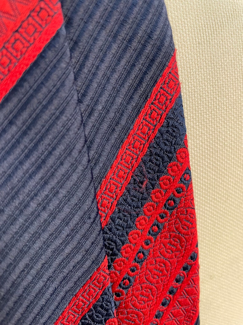 Cravate vintage des années 70, grande harpe en polyester à rayures diagonales rouges et bleu marine à motifs dorés par Golden Tassel image 10